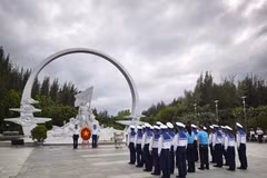 La délégation du SCOV, du ministère des Affaires étrangères et du Club Hoang Sa – Truong Sa en Pologne rend hommage à la zone commémorative des soldats de Gac Ma. Photo: VNA