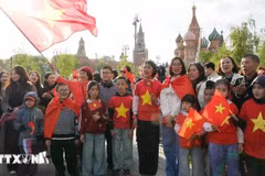 Pas moins de 500 Vietnamiens d'outre-mer se sont récemment rassemblés à Moscou pour accueillir la délégation militaire de leur pays. Photo: VNA