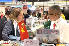 Les clients découvrent les destinations touristiques de Hanoï et d'autres localités du Vietnam. Photo : VNA
