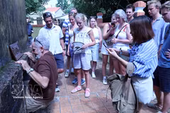 Des touristes explorent les tunnels de Ky Anh. Photo: VNA