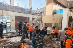 L’armée, en coordination avec l’Agence nationale de recherche et de sauvetage, recherche les victimes du séisme. Photo: VNA