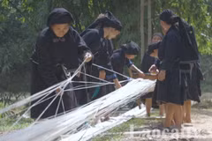 Pendant leur temps libre, les femmes du hameau Mà Phô se retrouvent pour tisser ensemble. Photo: laocaitv.vn