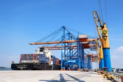 Un navire de très grande capacité accoste au port international de Gemalink, à Hô Chi Minh-Ville. Photo: VNA