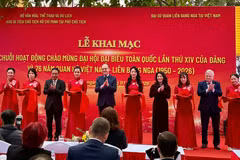 Des délégués coupent le ruban pour inaugurer les activités célébrant le 14e Congrès national du Parti. Photo : VNA.