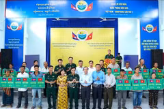 Le Commandement des gardes-frontières, en coopération avec les autorités de la province vietnamienne de Tây Ninh et du district de Svay Teab (province cambodgienne de Svay Rieng), remet symboliquement 20 bovins à 20 familles défavorisées des communes de Long Thuân et Monorom. Photo : VNA