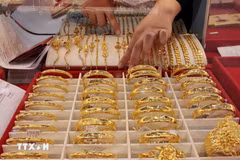Bijoux en or à vendre dans une boutique d'or. Photo: VNA