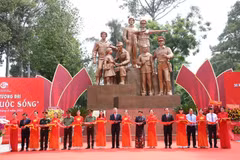 Le secrétaire général Tô Lâm et des dirigeants à la cérémonie d'inauguration du monument. Photo : cand.com.vn