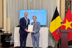 L'ambassadeur du Vietnam en Belgique, Nguyen Van Thao, remet la décision de nomination de Philip Yvonne J. Van Gestel au poste de consul honoraire du Vietnam à Anvers. Photo: VNA