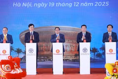 Le Premier ministre Pham Minh Chinh (centre) et les délégués appuient sur le bouton lançant les travaux, inaugurant et mettant en service technique les projets et ouvrages concernés. Photo: VNA