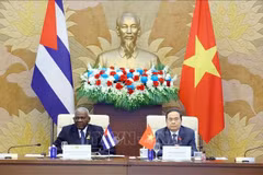 La deuxième réunion du Comité de coopération interparlementaire Vietnam–Cuba a eu lieu dans la matinée du 1er octobre à Hanoï sous la co-présidence du président de l’Assemblée nationale du Vietnam, Tran Thanh Man (droite), et son homologue de Cuba, Esteban Lazo Hernández. Photo : VNA