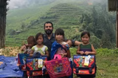 L'ancien ambassadeur du Panama, Servio S. Samudio, pose pour une photo avec des enfants des régions montagneuses du Vietnam. Photo fournie par l’intéressé.