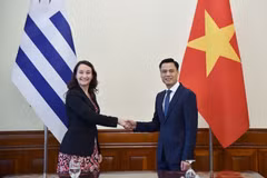 Le vice-ministre vietnamien des Affaires étrangères, Dang Hoàng Giang, et la vice-ministre des Affaires étrangères de la République orientale de l’Uruguay, Valeria Csusaki Cabrera. Photo : ministère des Affaires étrangères
