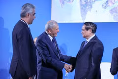 Le Premier ministre Pham Minh Chinh (droite) copréside le Sommet mondial des deltas