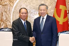 Le secrétaire général du Parti communiste du Vietnam (PCV) et président de la République, To Lam (à droite), reçoit Vilay Lakhamphong, membre du Bureau politique et permanent du Secrétariat du Comité central du Parti populaire révolutionnaire lao (PPRL). Photo : VNA