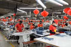 Ligne de production de vêtements destinés à l'exportation. Photo : VNA
