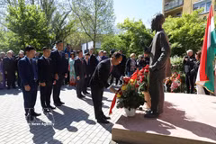 Bui Thanh An, vice-président permanent du Comité populaire de la province de Nghe An, accompagné de représentants de l'Association d'amitié Hongrie-Vietnam, offre de l'encens lors de la cérémonie. Photo : VNA