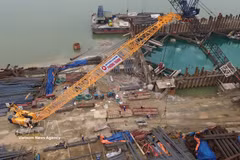 Construction du pont Tu Lien à Hanoï. Selon l'Office national des statistiques, au cours des quatre premiers mois, l'indice des prix du logement et des matériaux de construction a augmenté de 6,25 % par rapport à la même période l'an dernier. Photo : VNA