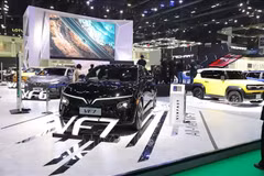 Le stand de présentation de véhicules électriques de VinFast au salon BIMS 2024. Photo: VNA