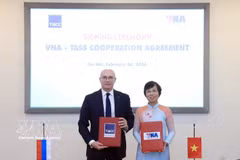 Vu Viet Trang et Andrey Kondrashov ont signé un accord de coopération professionnelle, marquant une nouvelle étape dans le développement des relations entre les deux agences de presse. Photo ; VNA