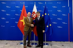 L'ambassadeur du Vietnam en Slovaquie, Pham Truong Giang (gauche) et Marek Estok, secrétaire d'État au ministère des Affaires étrangères et européennes de la République slovaque. Photo: VNA