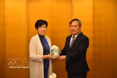 Le président du Comité populaire municipal de Hanoï, Vu Dai Thang et la gouverneure de Tokyo, Koike Yuriko. Photo: VNA