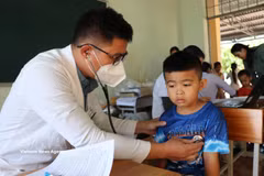 Des médecins du poste de santé communal de Hung Phuoc examinent des enfants. Photo: VNA