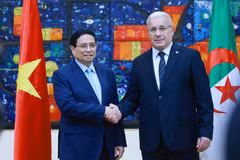 Le Premier ministre Pham Minh Chinh (gauche) rencontre le président de l'Assemblée populaire nationale d'Algérie, Ibrahim Boughali. Photo: VNA