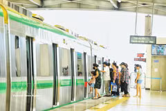 Passagers sur la ligne de métro Cat Linh-Ha Dong. (Photo : VNA)