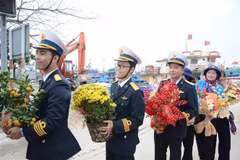 Des unités transportant des marchandises et des cadeaux du Têt vers l'île de Ly Son.Photo: VNA