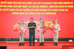 Remise des décisions du président de la République et du ministre de la Défense à trois officiers appelés à prendre leurs fonctions au sein de la MINUSS. Photo: VNA