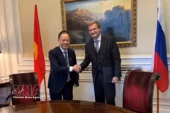 Le Pr Dr Trân Hông Thai, président de l’Académie des sciences et technologies du Vietnam (à gauche) et Artyom Zassourky, vice-président chargé des affaires internationales d’AFK Sistema. Photo : VNA