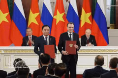 TLe secrétaire général du Comité central du Parti communiste du Vietnam et président de la République, Tô Lâm, et le président russe Vladimir Poutine assistent à la remise de documents de coopération Vietnam-Russie. Photo : VNA