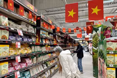 Des produits vietnamiens vendus au supermarché français. Photo: VNA