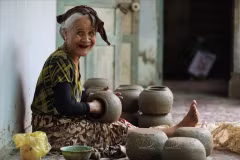 Bau Truc est le principal berceau de la poterie traditionnelle cham. Ici, chaque étape de la fabrication est encore réalisée à la main par les femmes, selon des techniques transmises de génération en génération. Photo : VNA