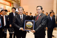 Le président de l'Assemblée nationale, Tran Thanh Man, remet un cadeau commémoratif au Musée du Parti communiste chinois. Photo : VNA.