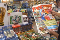 Des jouets Lego aux couleurs de la Coupe du monde 2026 sont exposés dans une librairie du centre commercial Aeon Mall Ha Dong, à Hanoï. Photo: VNA