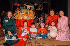 Les visiteurs ont pris plaisir à découvrir des jouets associés à la traditionnelle Fête de la Mi-Automne. Photo : VNA