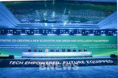 Les représentants du groupe, aux côtés de leurs partenaires internationaux, lancent l'Initiative de co-construction d'un nouvel écosystème pour l'industrie des équipements verts et intelligents. Photo: VNA