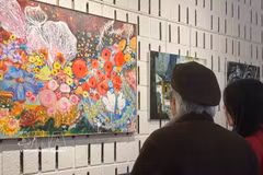 Des visiteurs à l'exposition. Photo : VNA