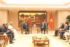 Le général Phan Van Giang, vice-Premier ministre et ministre de la Défense (droite) reçoit le ministre chargé du secrétaire général du gouvernement mauritanien, Moctar Al Housseynou Lam. Photo: baochinhphu