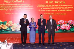 Le général de corps d’armée Nguyen Van Gau (deuxième à partir de la droite), vice-ministre de la Défense et chef de la délégation du ministère vietnamien de la Défense, avec les chefs et chefs adjoints des délégations. Photo: VNA