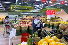 Des fruits sont vendus au supermarché WinMart de Thao Dien, à Hô Chi Minh-Ville. Photo: VNA