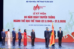 Le secrétaire général du Parti To Lam remet l’Ordre du Travail de première classe, à l’Autorité des sports du Vietnam pour ses contributions remarquables au développement du secteur. Photo: VNA