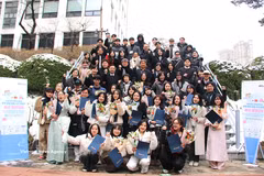 Des étudiants vietnamiens en République de Corée, participant au concours "Écrire sur la vie des étudiants vietnamiens en République de Corée", posent pour une photo souvenir. Photo : VNA