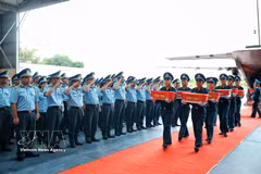 La cérémonie d’hommage et de remise des échantillons a été organisée conjointement par l’Armée de défense aérienne et de l’air, la Zone militaire 9 et les autorités de Can Tho, Dong Thap, An Giang, Vinh Long et Ca Mau. Photo : VNA