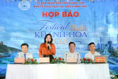 Thai Thi Le Hang, directrice du Service provincial de la Culture, des Sports et du Tourisme prend la parole lors de la conférence de presse. Photo: Journal Khanh Hoa