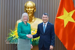 Le Premier ministre Le Minh Hung et l’ambassadrice d’Australie au Vietnam, Gillian Bird. Photo: VNA