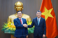 Le Premier ministre Le Minh Hung (droite) et l'ambassadeur de la République de Corée au Vietnam, Choi Young Sam. Photo: VNA