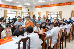 Plusieurs hôpitaux de Hô Chi Minh-Ville ont organisé des consultations médicales gratuites et des activités de reconnaissance à l'intention des personnes méritantes. Photo : VNA