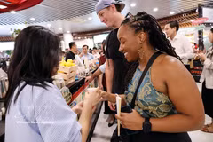 Des touristes internationaux lors de cet événement. Photo : VNA